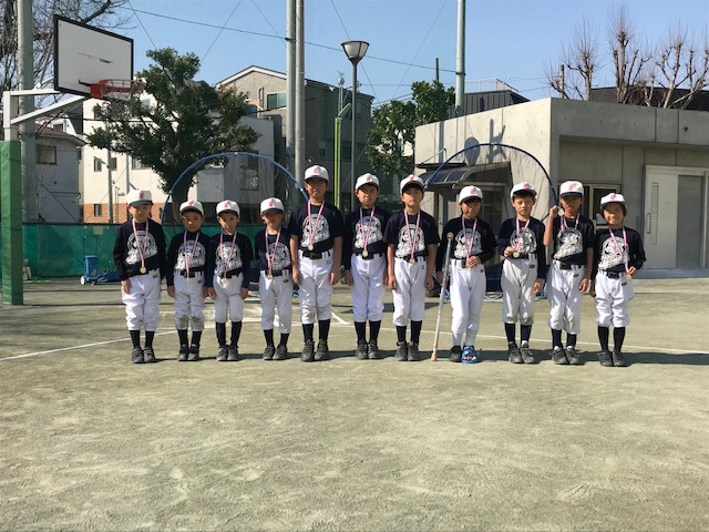 練習中校庭でメダルを手渡されて記念撮影