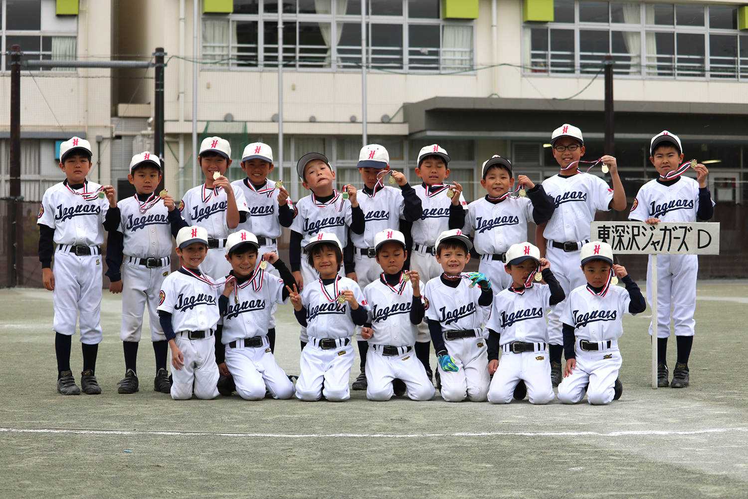 練習中校庭でメダルを手渡されて記念撮影