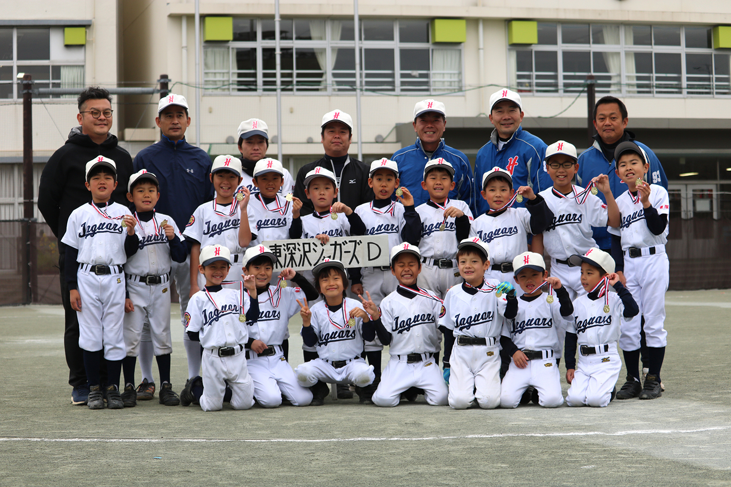 練習中校庭でメダルを手渡されて記念撮影