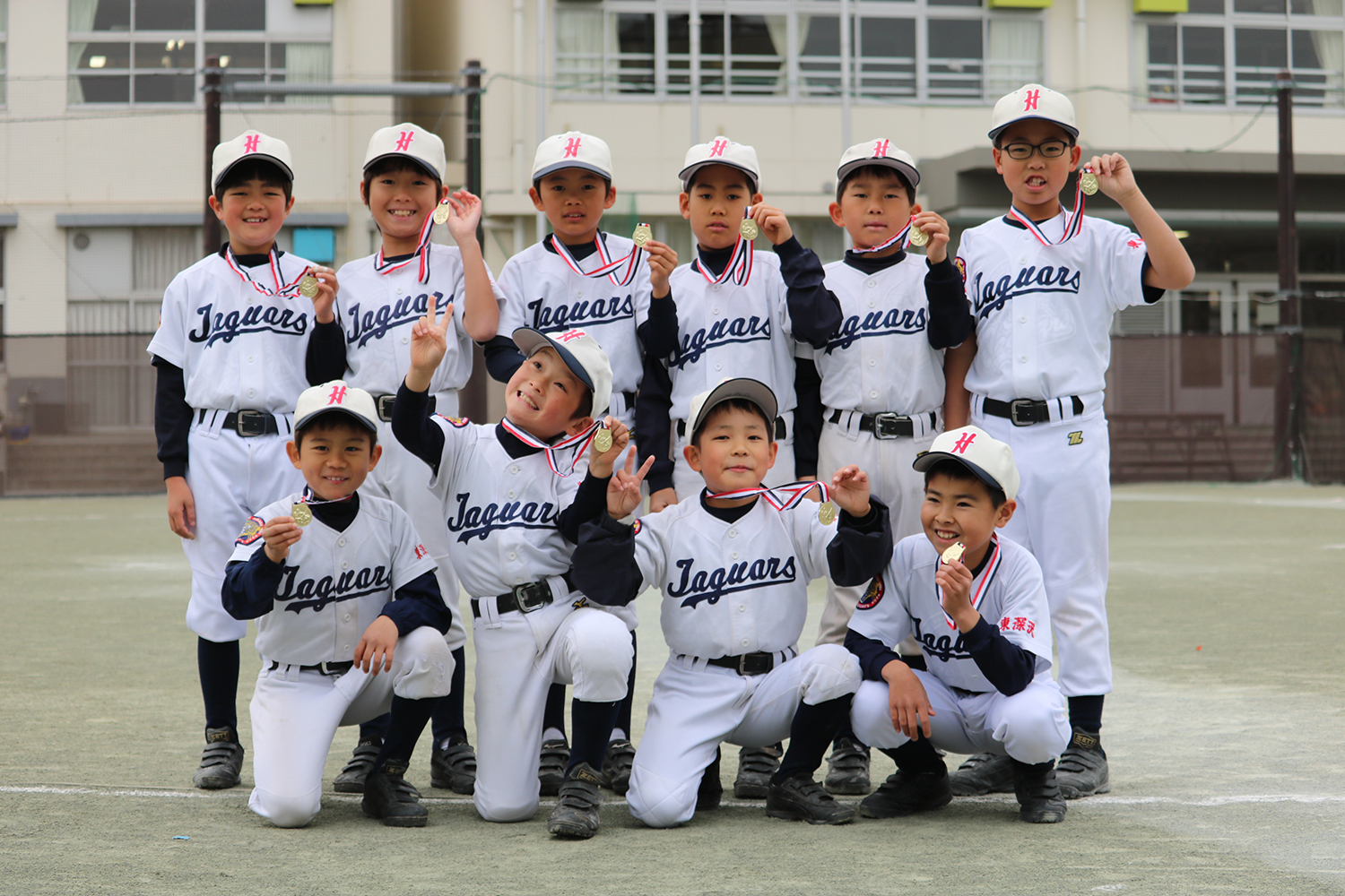 練習中校庭でメダルを手渡されて記念撮影