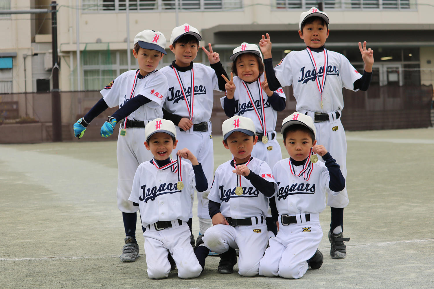 練習中校庭でメダルを手渡されて記念撮影