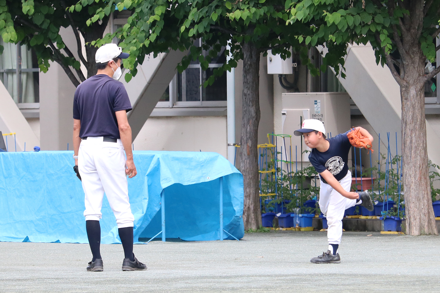 校庭での練習のひとこま